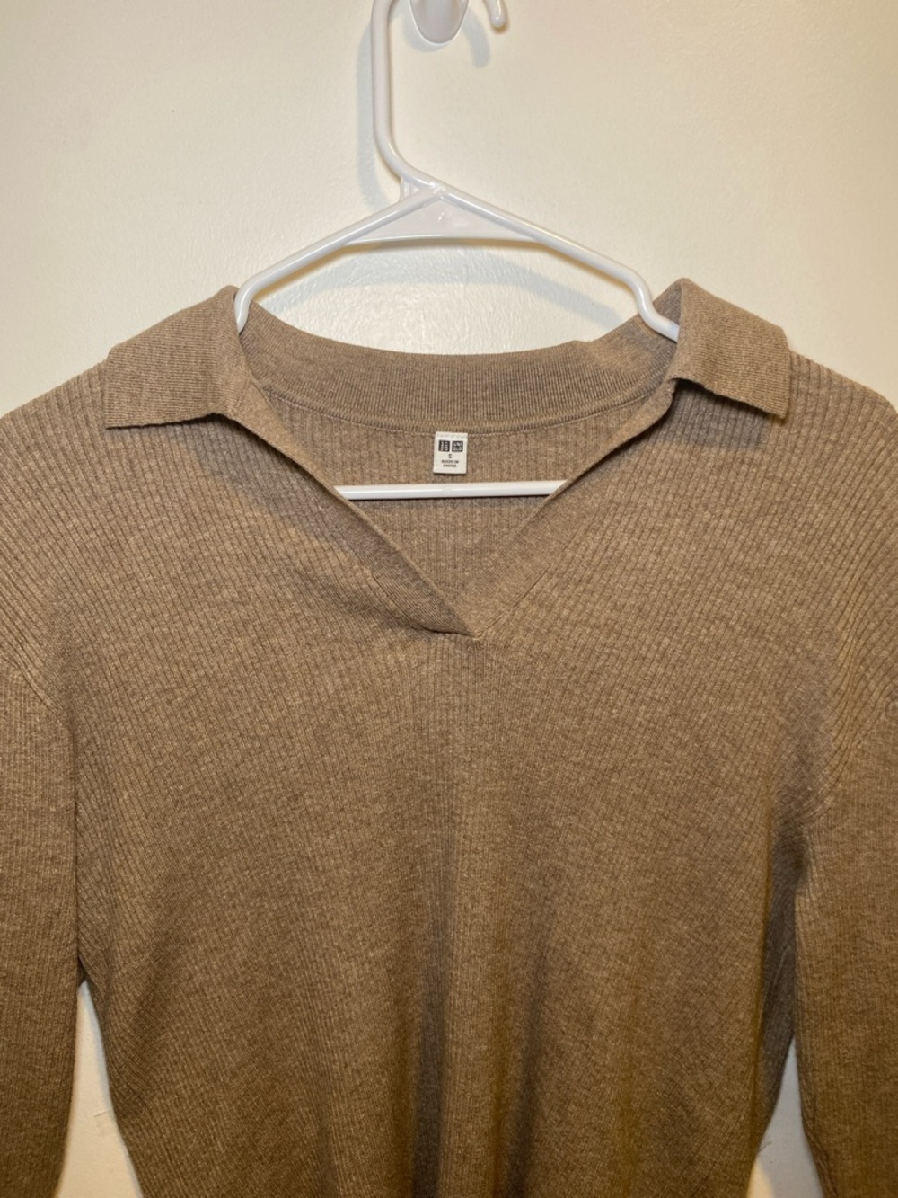 Uniqlo Brown V-Neck Collared Ribbed Sweater - Picture 2 of 5